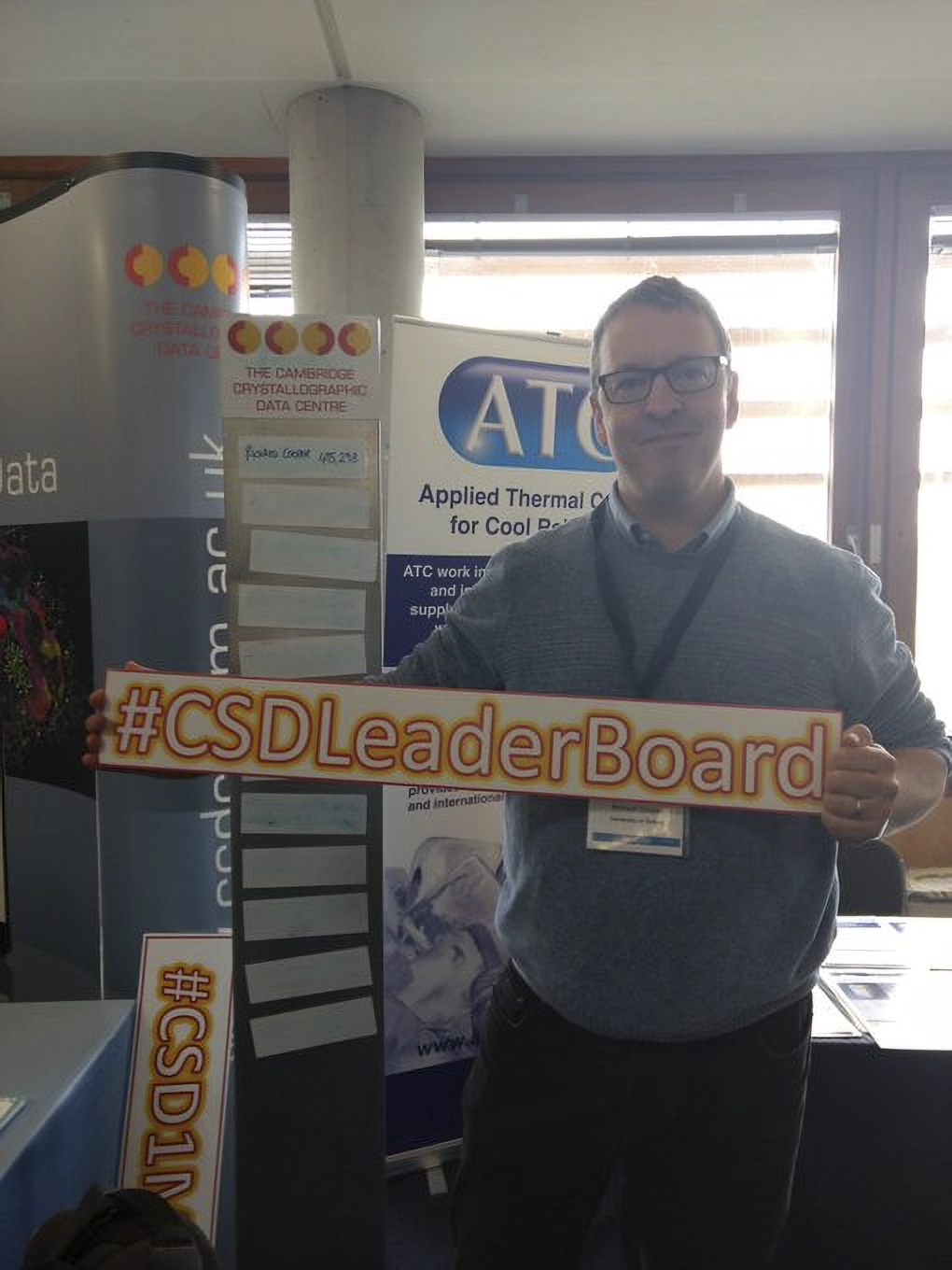 Person next to the CSD-Leaderboard holding the hashtag sign.