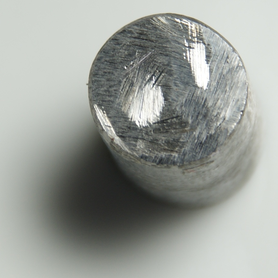 Железо это серебристо белый металл. Железо. Железо металл. Металлическое железо. Чистые металлы железо.